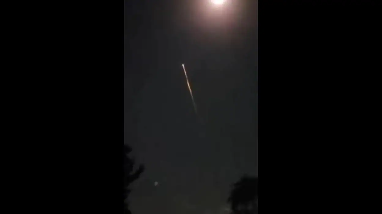 Vídeo de los restos del cohete atravesando la atmósfera sobre los cielos de EE. UU.