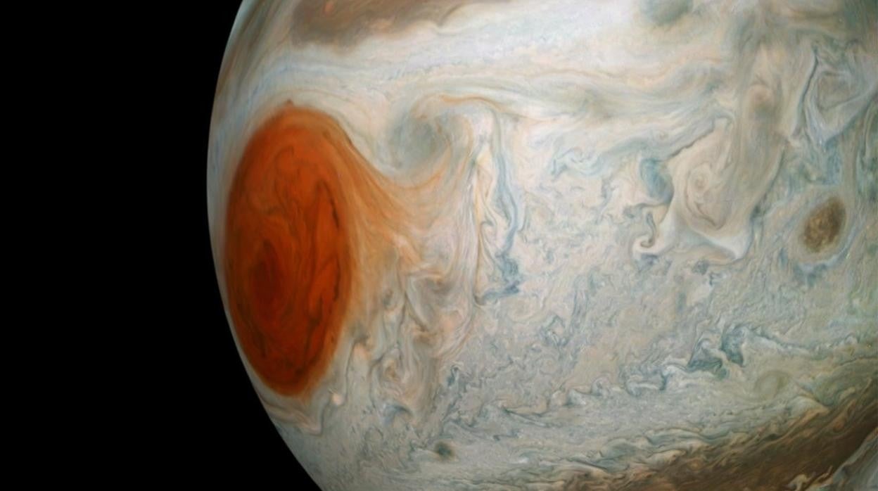 Imagen tomada por la sonda Juno de la Gran Mancha Roja de Júpiter