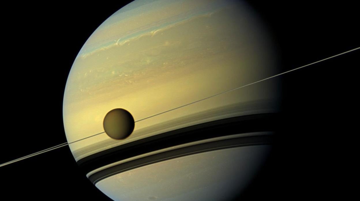 En la imagen, capturada por la sonda Cassini, aparece Saturno junto a la mayor de sus lunas, Titán