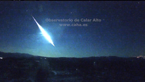 Una gran bola de fuego cruza el cielo de Andalucía y convierte la noche en día