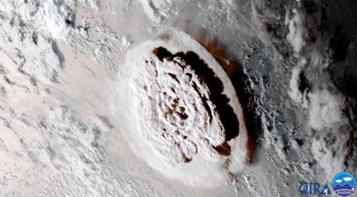 Imagen satelital de la erupción explosiva del volcán de Tonga