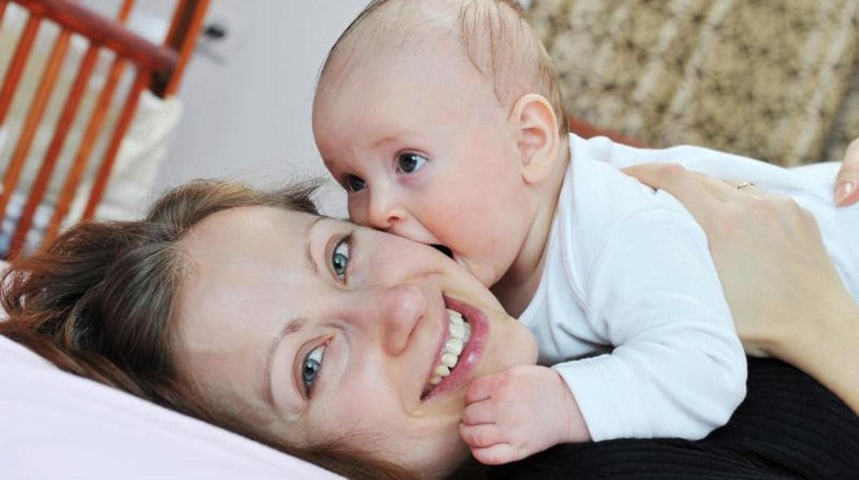 Los bebés confían más en las personas con las que intercambian saliva