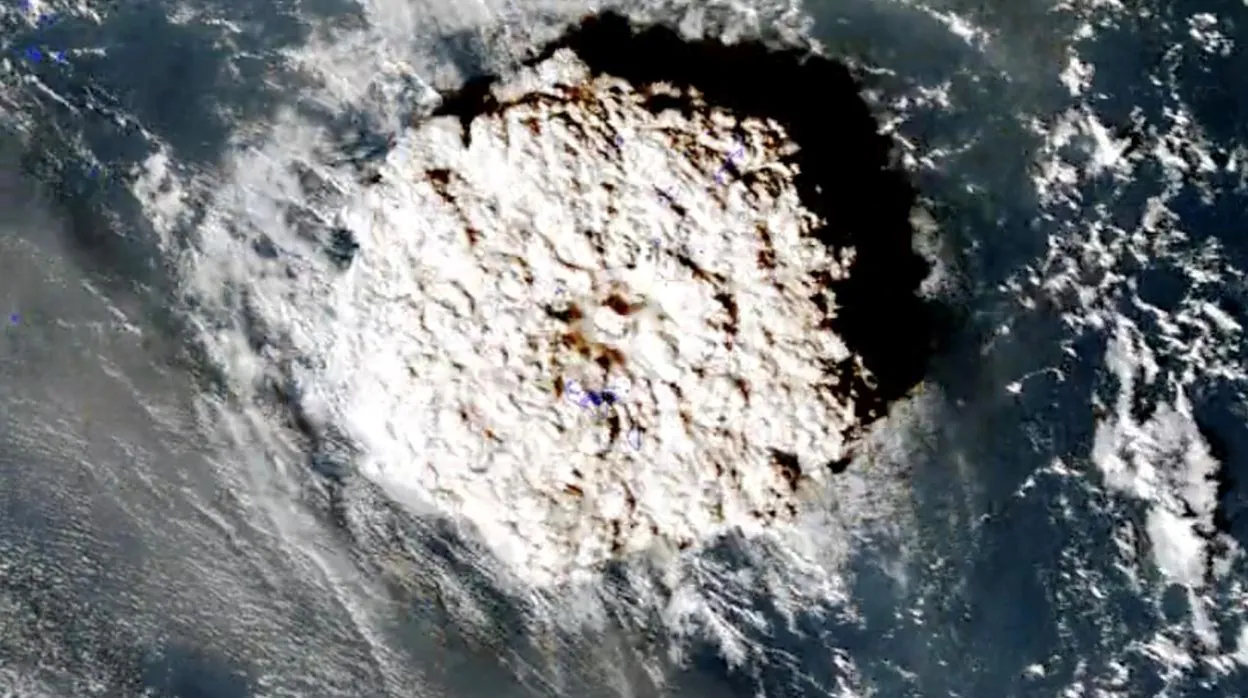 La erupción del volcán submarino de Tonga vista desde el espacio