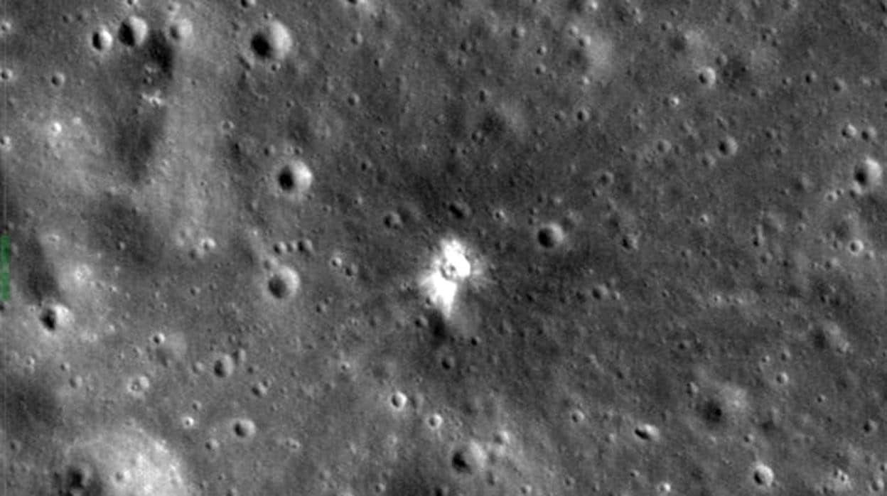 Un cráter lunar de 19 metros creado por un impacto natural el 17 de marzo de 2013. Los restos del cohete que caerán este viernes tendrán un efecto similar