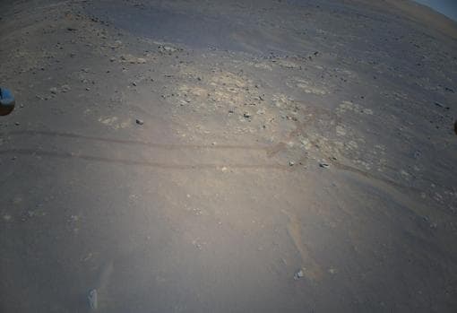La zona de aterrizaje del vuelo 19 del Ingenuity, en el centro de la imagen, justo debajo de las huellas del rover