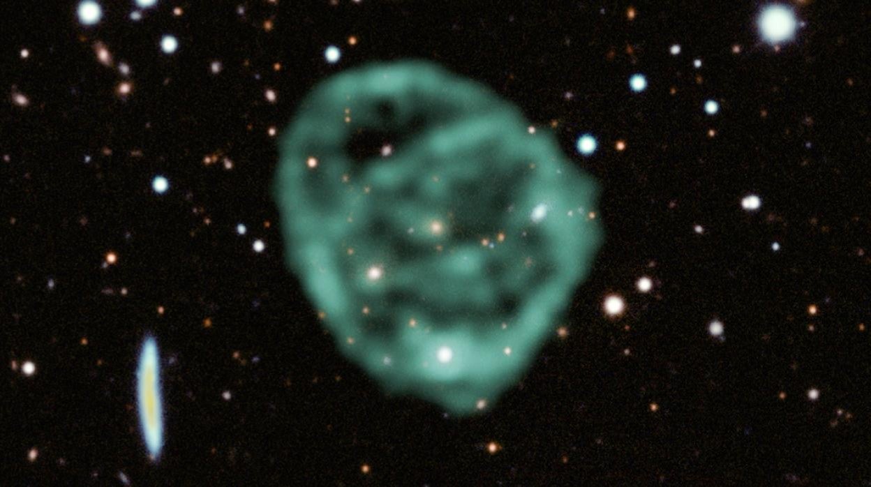 Los datos del radiotelescopio MeerKAT de SARAO (verde) que muestran los extraños círculos de radio se superponen a los datos ópticos e infrarrojos cercanos del Dark Energy Survey