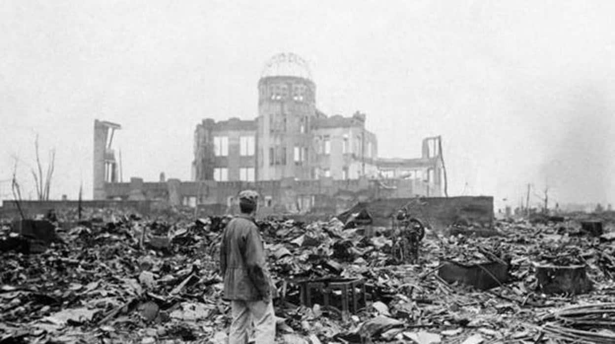Un hombre mira los restos de un edificio tras la caída de las bombas atómicas en Japón