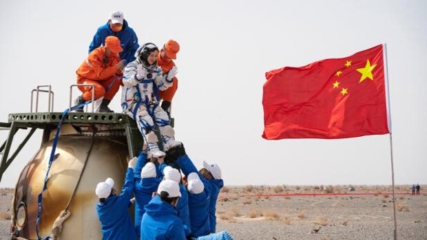 Regresan a la tierra tres astronautas chinos tras la misión espacial más larga del país
