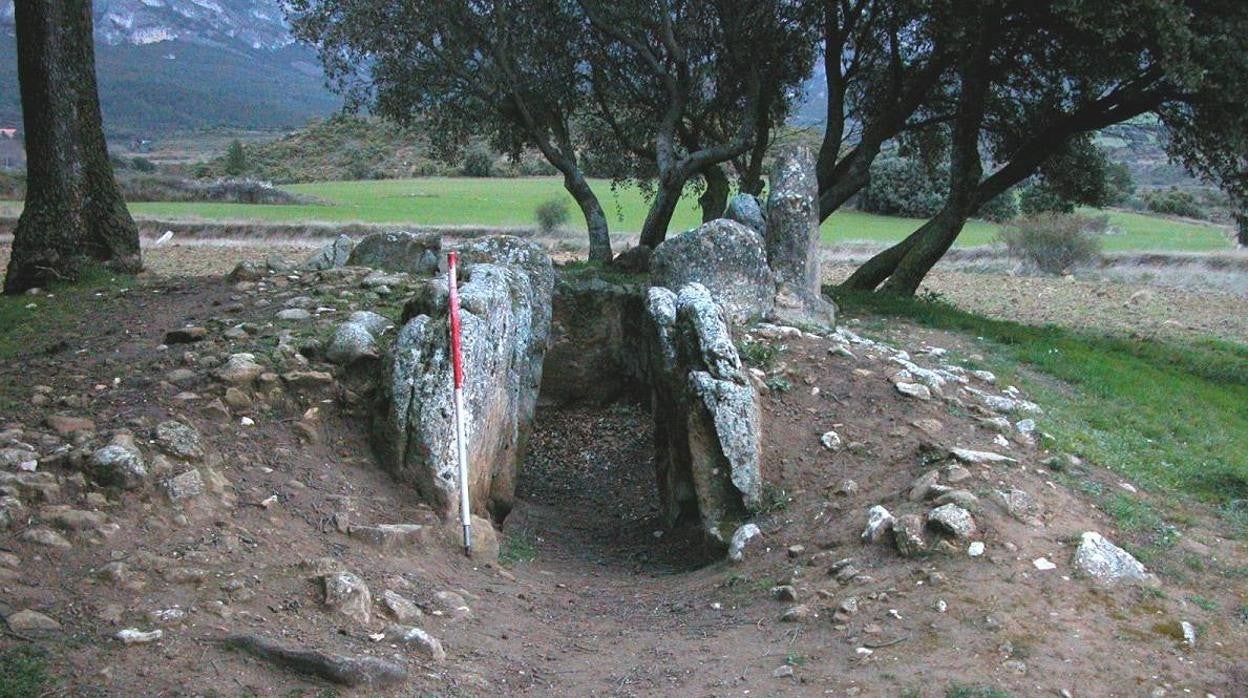 El dolmen de El Sotillo, en Álava, donde fue enterrado un individuo con peste bubónica hace 3.300 años