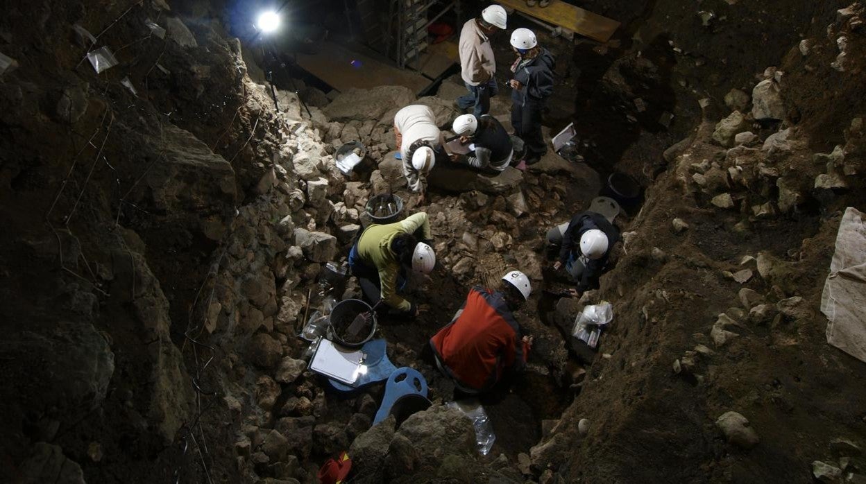 El Portalón de Cueva Mayor durante su excavación