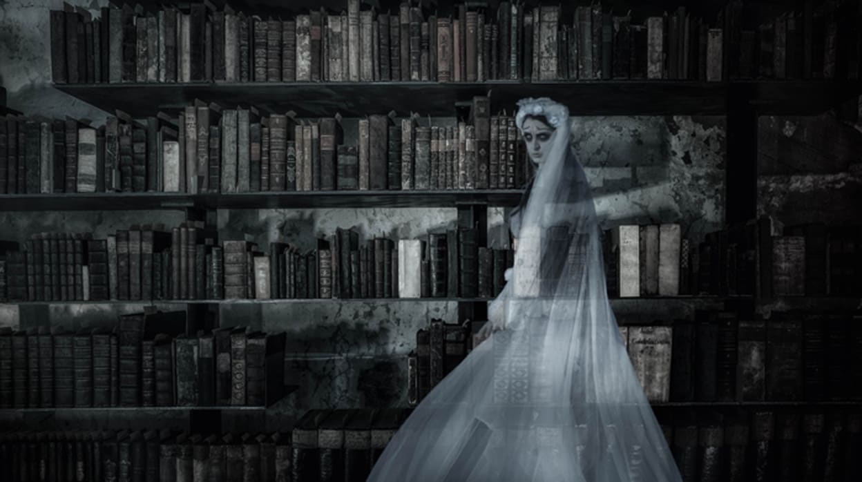 Figura fantasmal representada frente a un antiguo estante de biblioteca