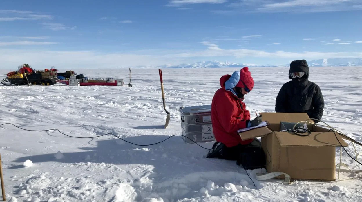 La investigadora Chloe Gustafson y su colega Meghan Seifert instalan una estación magnetotelúrica en la Antártida