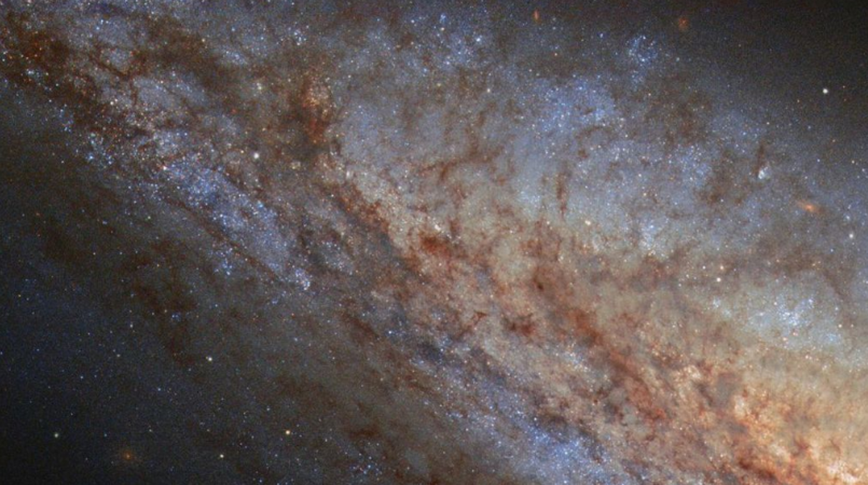 La NASA comparte la espectacular imagen de una galaxia a unos 80 millones de años luz de la Tierra