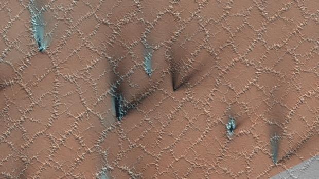Extraños polígonos aparecen sobre la superficie de Marte