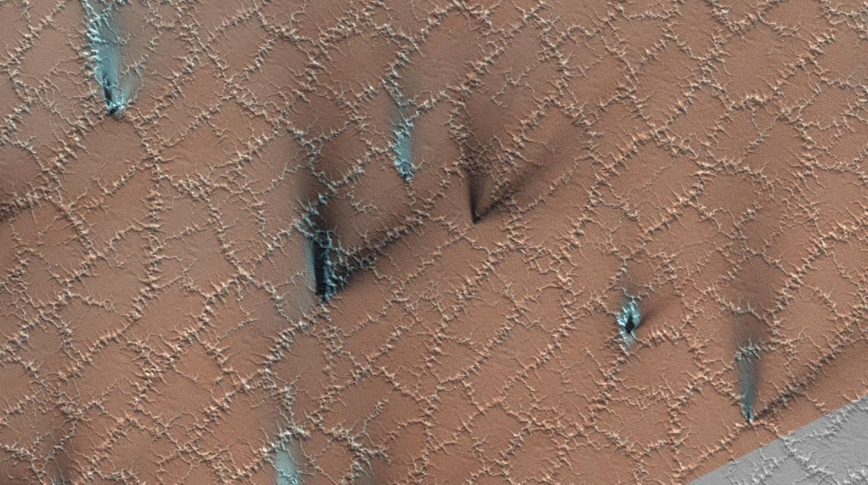 La superficie marciana se resquebraja formando polígonos a medida que el hielo subterráneo se expande y se contrae con el paso de las estaciones