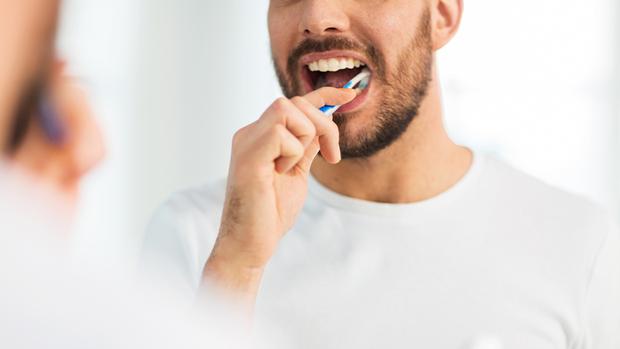 Cómo quitar manchas de pasta de dientes al momento