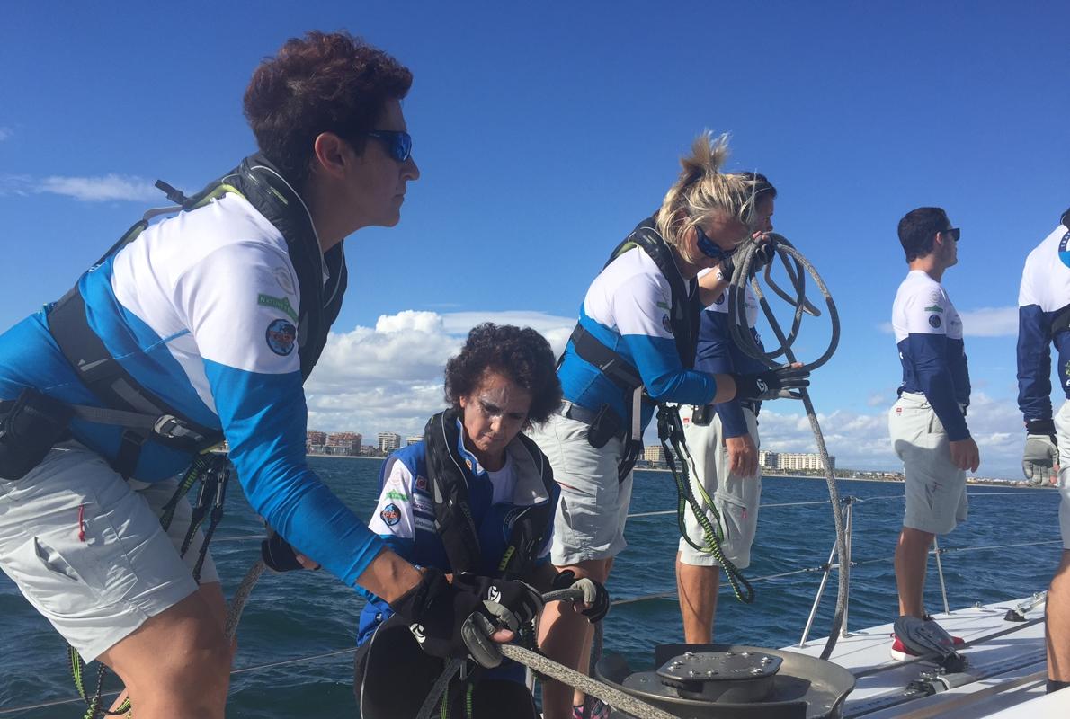Cinco mujeres cruzan a vela el océano Atlántico después de vencer al cáncer
