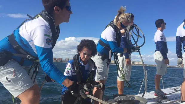 Cinco mujeres cruzan a vela el océano Atlántico después de vencer al cáncer