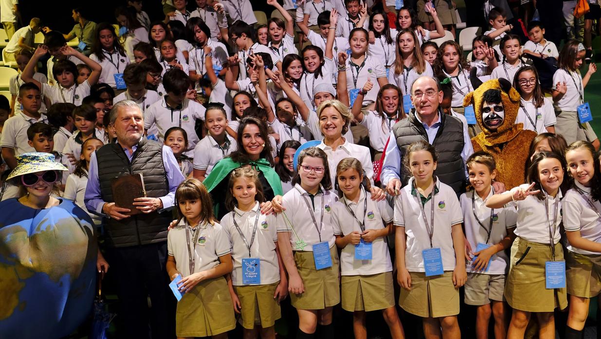 Íñigo Méndez de Vigo, Blanca Marsillach, Isabel Tejerina e Ignacio Galán, con los niños asistentes a la función