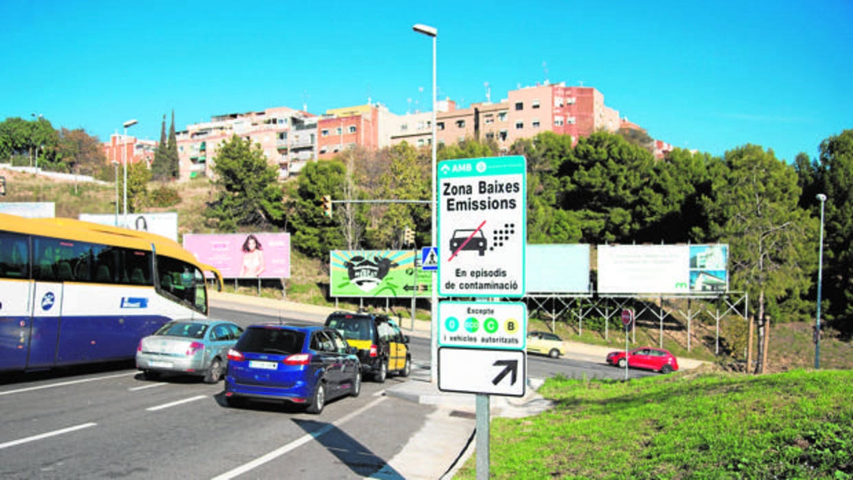 Barcelona activa el veto a los coches más antiguos en días de alta polución