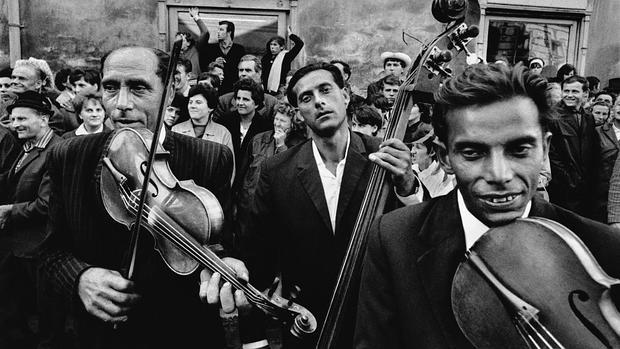 «Festival de música gitana, Straznice, Checoslovaquia», fotografía de Koudelka de 1966