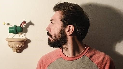 El «selfie» de Alejandro Calderón con uno de sus montajes para «Darán que Hablar»