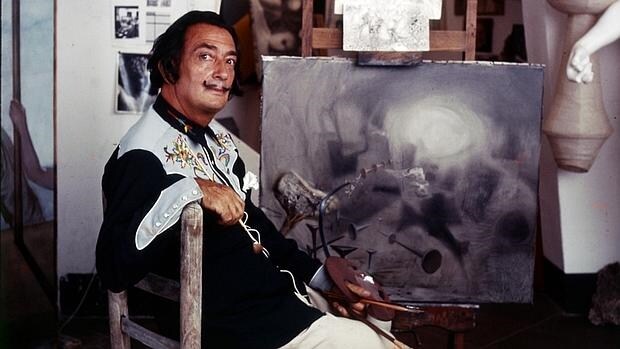 Retrato de Dalí en su estudio
