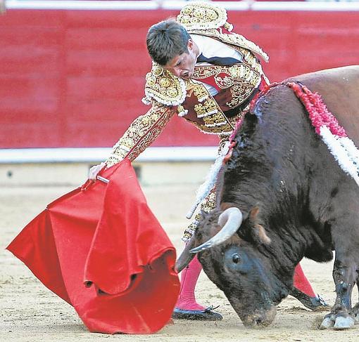 El Juli, en un derechazo largo y de mano baja