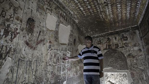 Un arqueólogo equipcio muestra la tumba de Amenhotep, llamado Huy, virrey de Kush, abierta por primera vez a los visitantes