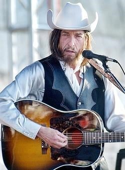 Bob Dylan, guitarra en mano en el festival de Newport de 2002