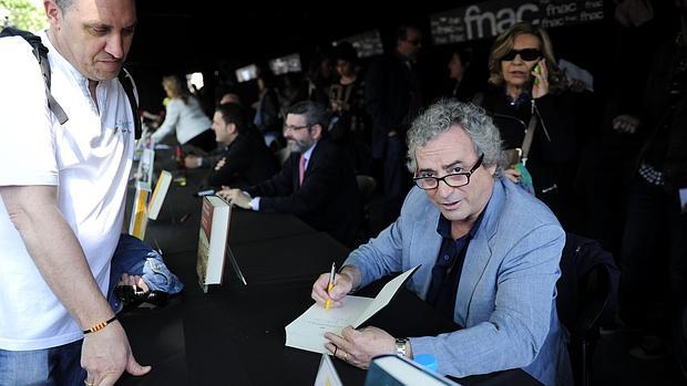 Ildefonso Falcones firma ejemplares durante una diada de Sant Jordi