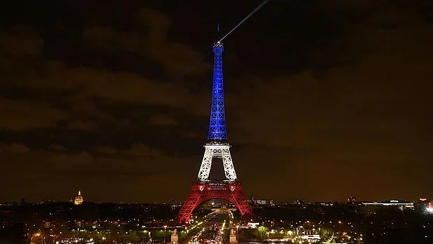 La torre Eiffel iluminada con los colores de la bandera francesa