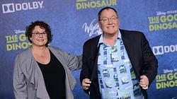 John Lasseter, junto a su mujer