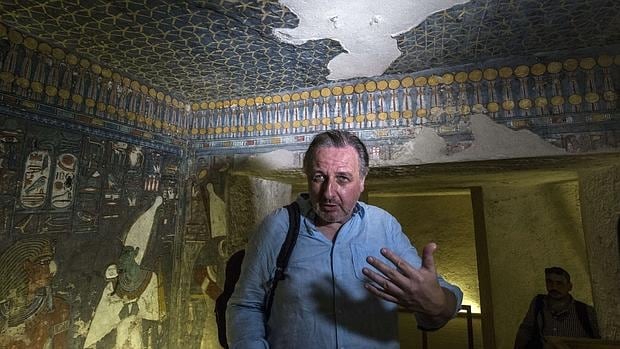 El arqueólogo Nicholas Reeves en la tumba de Tutankamón