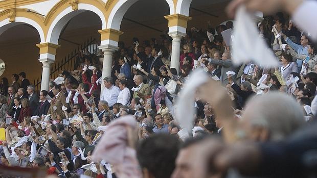 Los aficionados sacan el pañuelo blanco para pedir la oreja en Sevilla