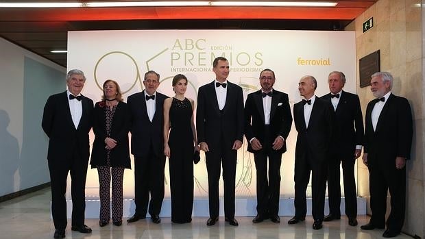 Los Reyes, a su llegada a la Casa de ABC, acompañados, de izquierda a derecha, por Santiago Bergareche, presidente de Vocento, Catalina Luca de Tena, presidenta-editora de ABC; Miguel Henrique Otero, premio Luca de Tena; Carlos Herrea, premio Mariano de Cavia; Rafael del Pino, presidente de Ferrovial, empresa patrocinadora de los galardones de ABC; Javier Barcáiztegui, premio Mingote, y Darío Villanueva, director de la RAE