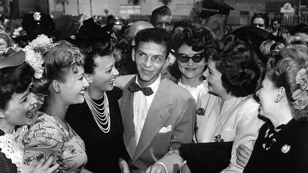 Frank Sinatra rodeado de fans en una imagen de 1943