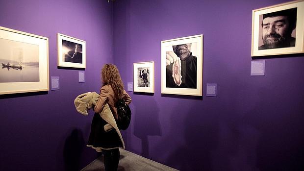 Una joven admira algunas de las imágenes de Fontcuberta en la muestra