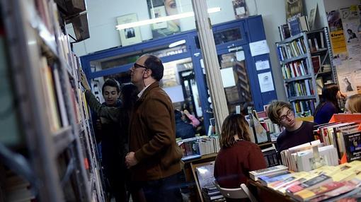 Los clientes buscan en las estanterías su libro preferido