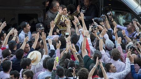 Sebastián Castella, a hombros entre la multitud tras plasmar la mejor obra de San Isidro