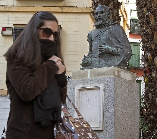 Una mujer pasa ante la estatua de Miguel de Cervantes en Sevilla, ciudad donde tuvo «una relación personal especial» con Magdalena Enríquez, vecina de la capital hispalense