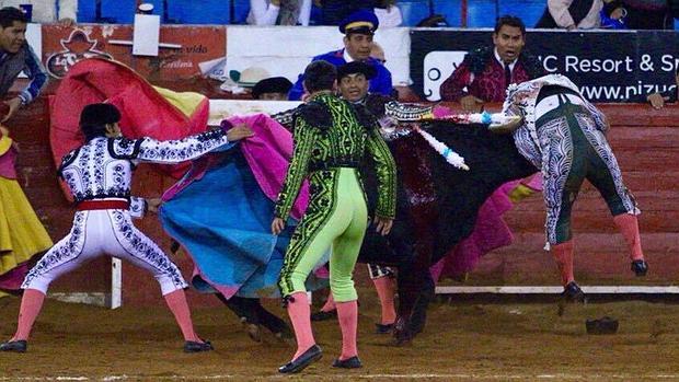 Momento de la cornada al banderillero subalterno