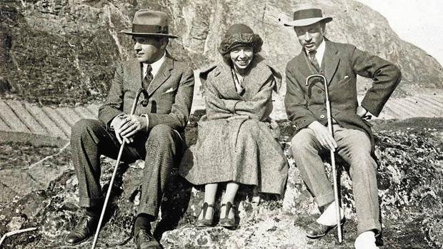 Rilke (a la derecha) con el marchante Werner Reinhart y la violinista Alma Moodie en Sion (Suiza), en 1923