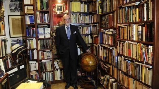 Wiesenthal, junto a su biblioteca personal