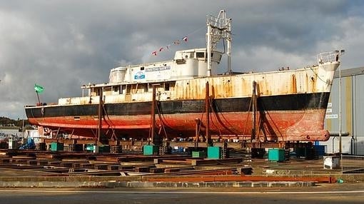 Así languidecía el buque abandonado, en dique seco