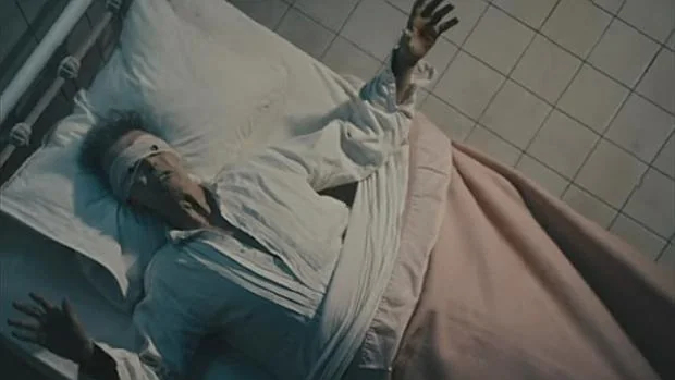 David Bowie en una imagen del videoclip «Lazarus»