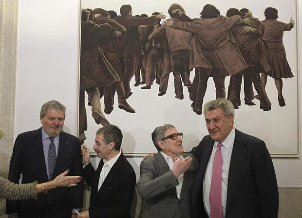 De izquierda a derecha, Íñigo Méndez de Vigo, Manuel Borja-Villel, Juan Genovés y Jesús Posada, ayer junto al cuadro en el Congreso