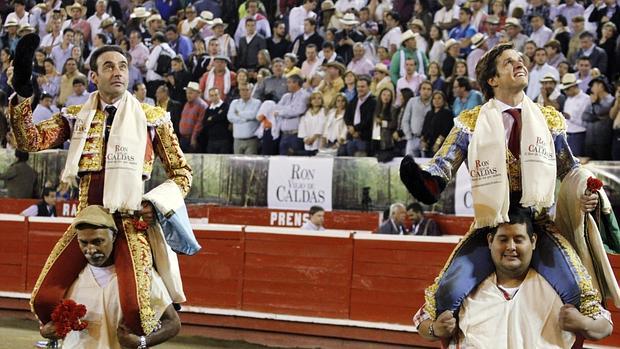 Enrique Ponce y El Juli salen a hombros de la plaza de Manizales