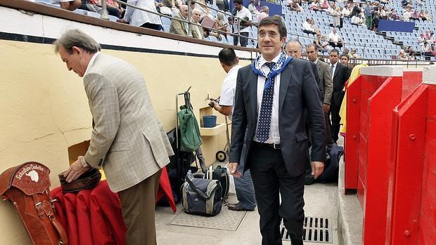 Patxi López, en el callejón de la plaza de toros de Vista Alegre, en agosto de 2009