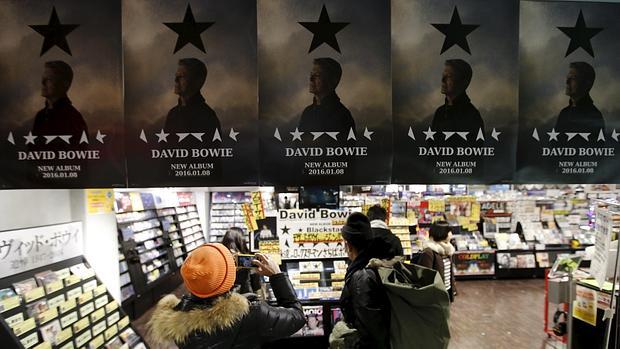 Tienda de música de Tokio con la promoción del último disco de Bowie